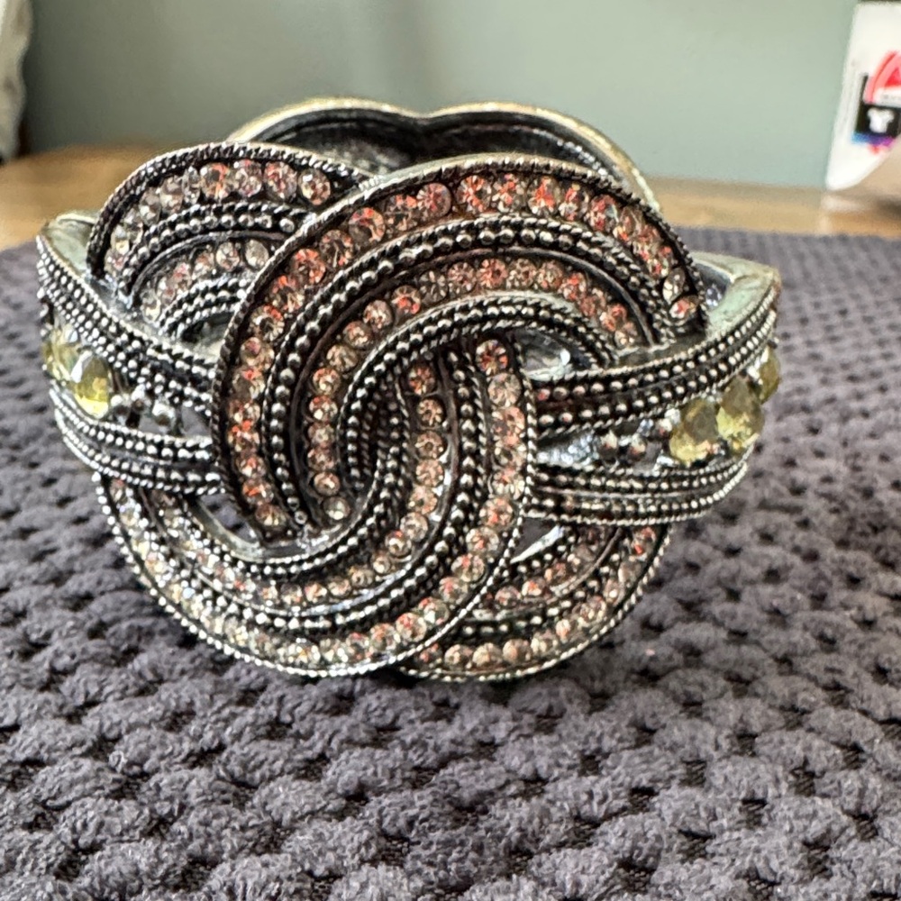 Elegant Silver and Crystal hinge Bracelet